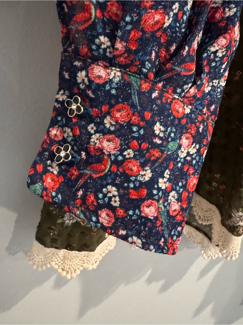 NEW Farm Rio Lace-Bib Floral Ruffle Blouse, Size M - Picture 6 of 12